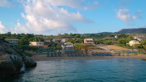 Türkisfarbenes-Wasser-Des-Ionischen-Meeres-Fließt-Ruhig-Zum-Strand-Mit-Resorts-Und-Hotels-Auf-Der-Insel-Zakynthos