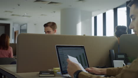 hombre de negocios usando un teléfono inteligente en la oficina. gerente leyendo malas noticias en el teléfono celular