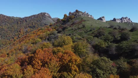Goldene-Herbstfarben-Am-Blauen-Himmel-Talysch-Bergrücken-In-Aserbaidschan
