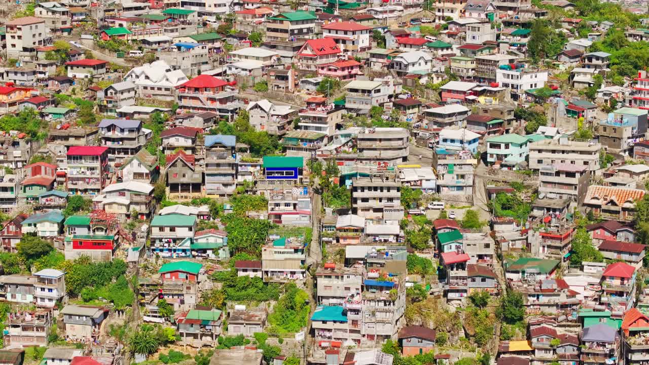 Rezidenční čtvrť s barevnými střechami a terasovitou architekturou, Baguio