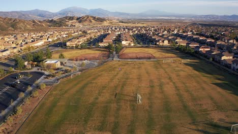 amplia toma aérea de campos de atletismo y centro de recreación en una comunidad planificada en el desierto