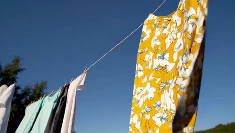 la ropa se seca en una cuerda de ropa