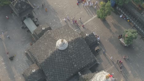 vista aérea del templo de trimbakeshwar shiva capturada por una cámara de drones.