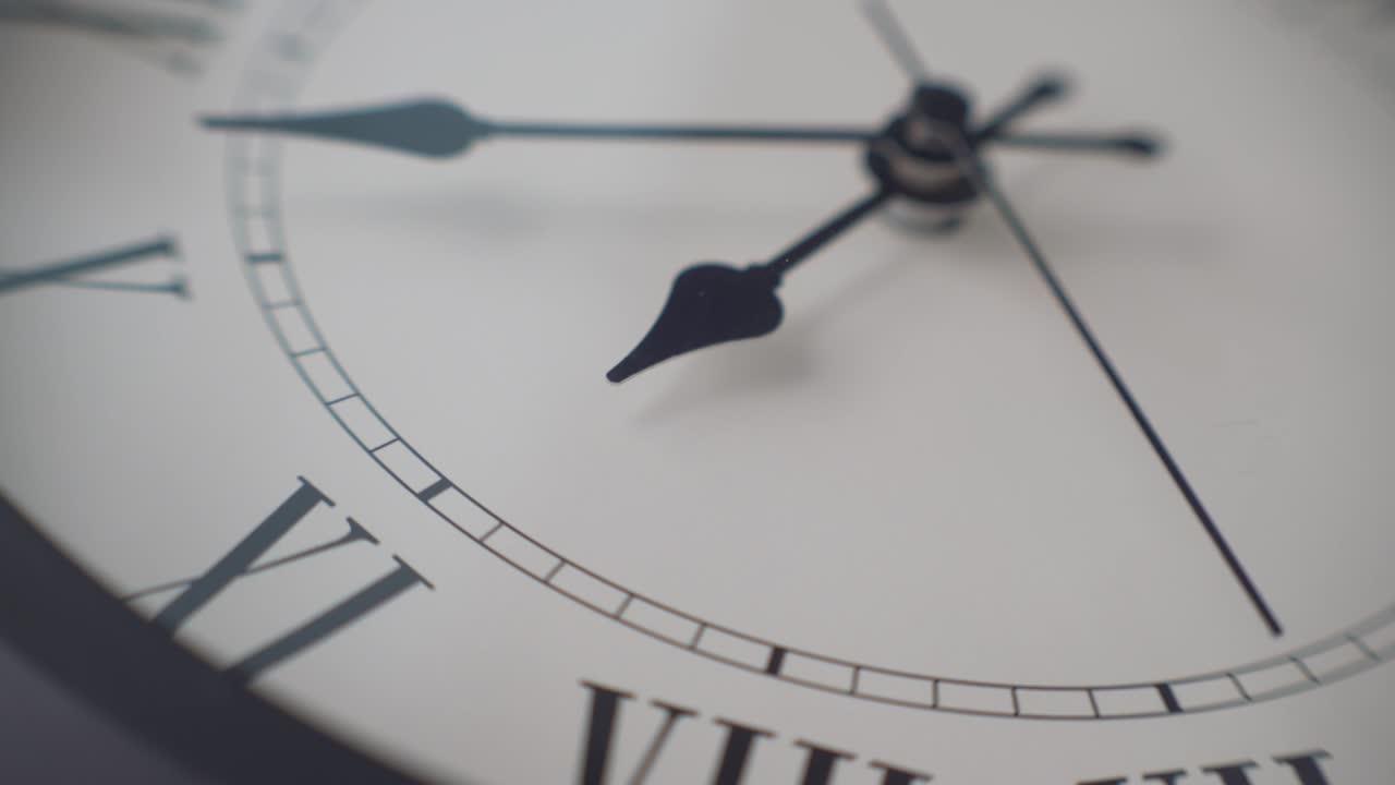 lapso de tiempo de un reloj de pared que se mueve rápidamente en el tiempo. reloj de parede con números romanos con fondo blanco