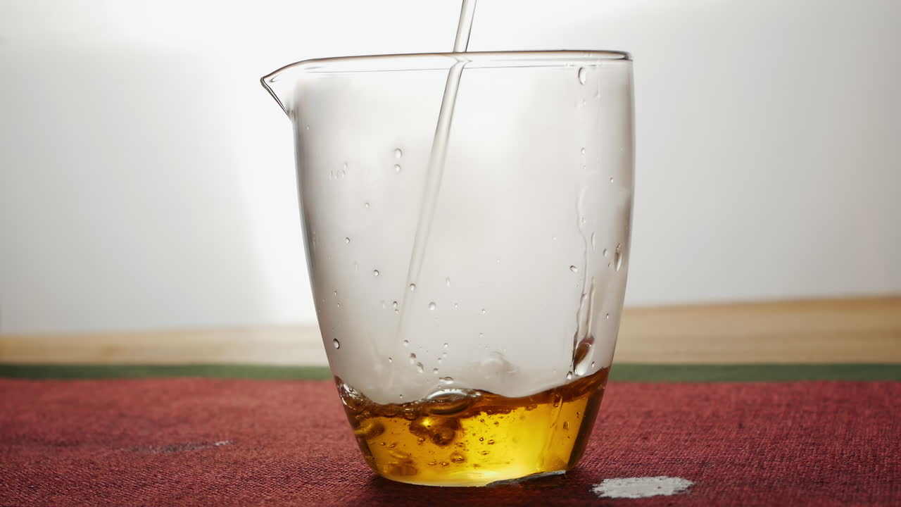 유리 컵 에 차 를 부는 것