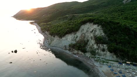 Hermosa-Puesta-De-Sol-Sobre-Las-Montañas-Sobre-El-Mar-Adriático,-Vista-Aérea-Desde-Un-Drone