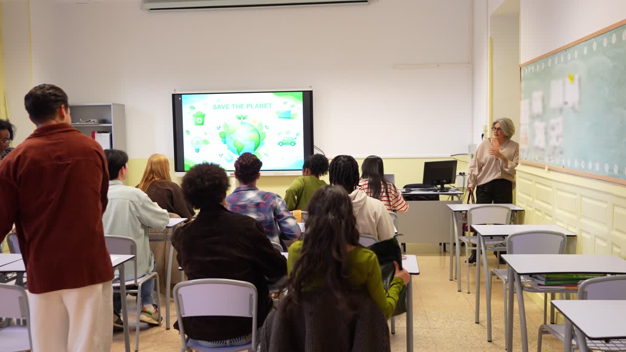 Studenti diversi e insegnante in classe per l'educazione ambientale
