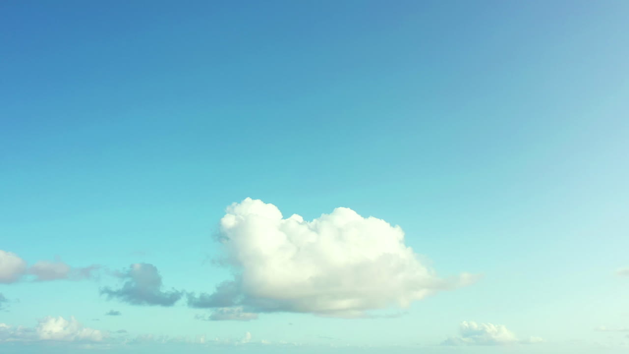 파란색 아래에서 웅장하게 떠다니고