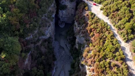 Von-Oben-Nach-Unten-Der-Osumi-Schlucht-In-Albanien,-Atemberaubende-Natur