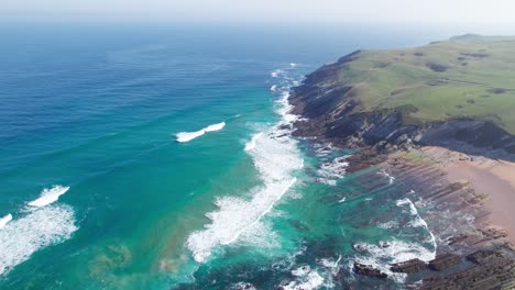amplia playa del océano vista de una hermosa costa española serena, playa privada con mar tranquilo, aguas azules y verdes claras, destino turístico definitivo