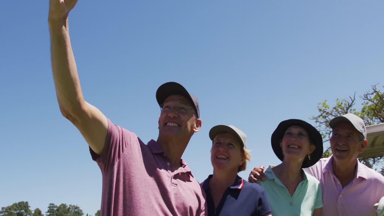 골프장에서 스마트폰에서 함께 셀카를 찍는 노인들