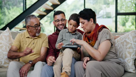 familia que usa la tableta juntos