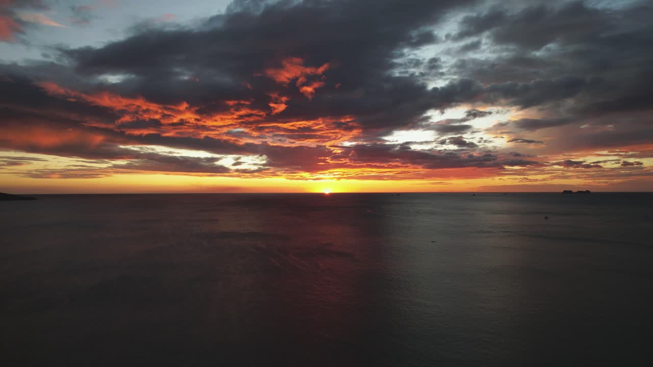 tramonto luminoso sull'orizzonte dell'oceano con cloudscape colorato, drone aereo 4k