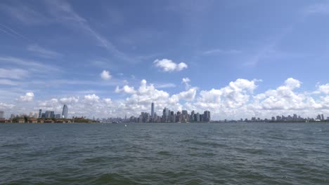 tiro largo del horizonte de nueva york desde la isla de la libertad