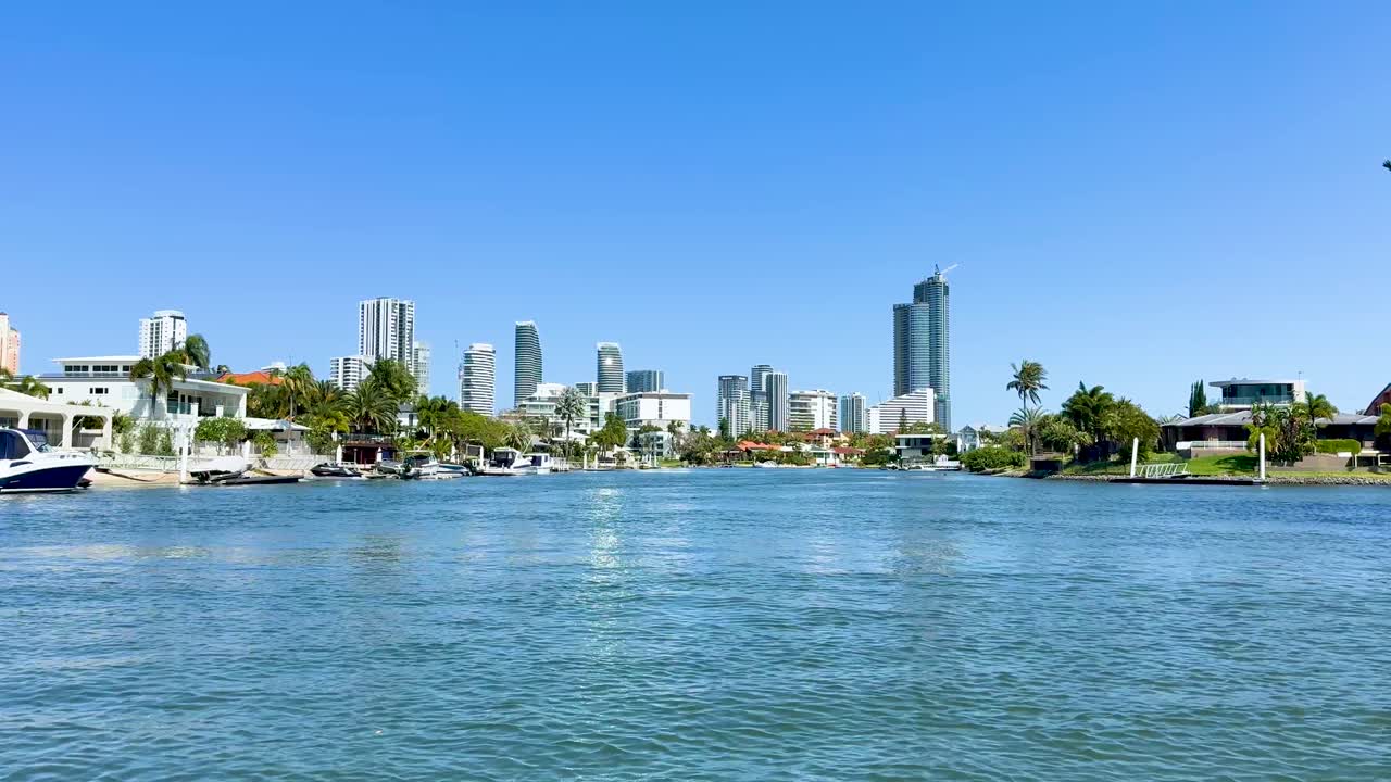 도시 스카이라인을 배경으로 평화로운 수로