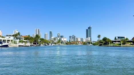 tranquila vía fluvial con el horizonte de la ciudad como telón de fondo