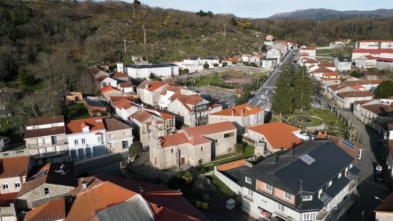 스페인 오레엔세 (galicia) 의 빌라르 데 바리오 (vilar de barrio) 에 있는 산 피즈 교회 의 공중 사진
