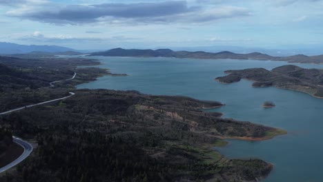 Toma-Panorámica-Con-Drones-Del-Lago-Plastira-En-El-Centro-De-Grecia-Con-Formaciones-Costeras-únicas-En-Una-Tarde-Nublada-De-Primavera-|-4k