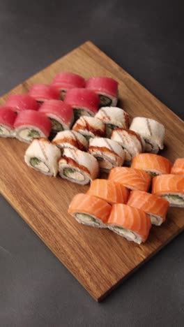 el plato de rollo de sushi