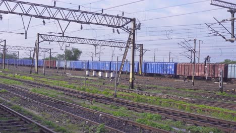 la línea al lado del tren en movimiento rápido