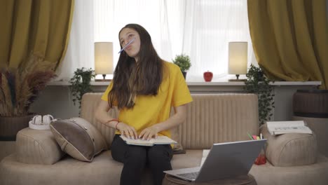 una estudiante divertida y alegre.