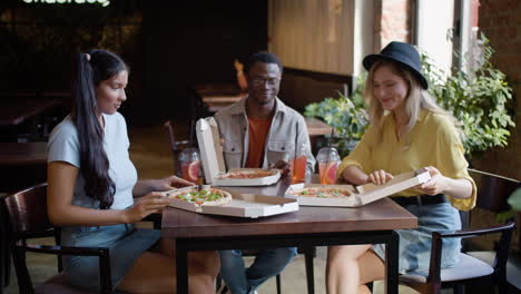 People-at-the-italian-restaurant