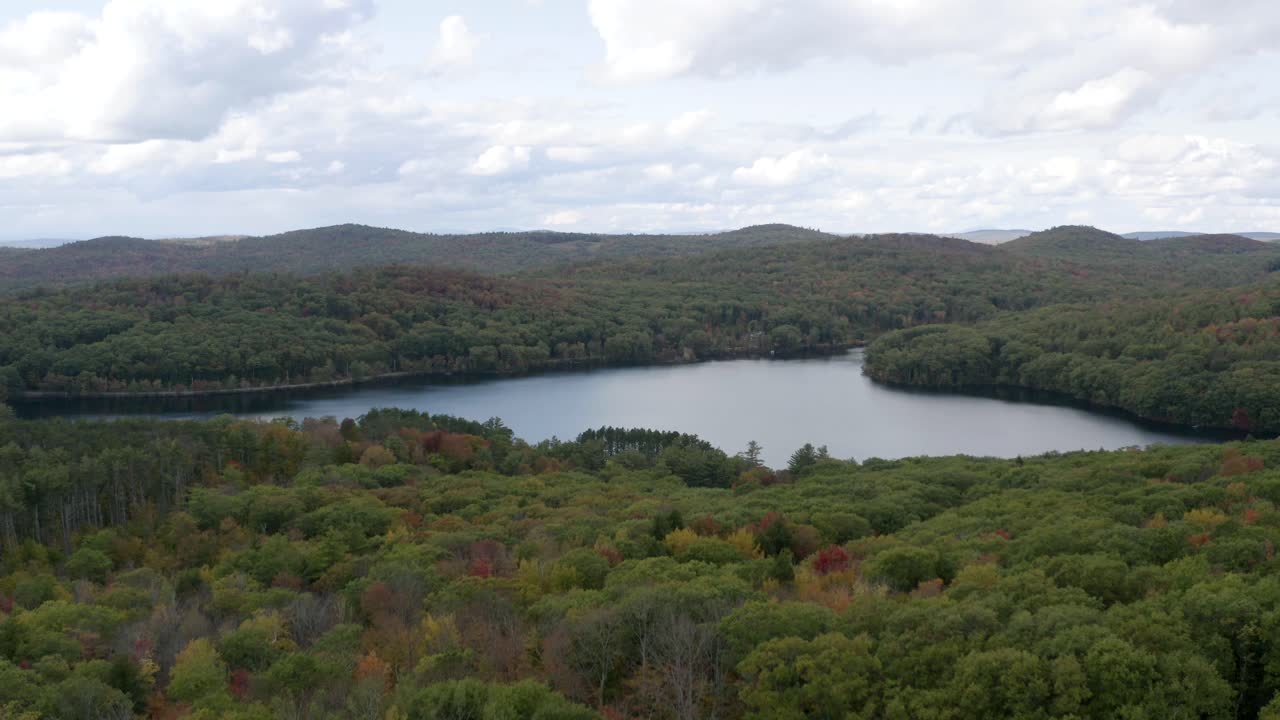 retiro vista aérea de un lago tranquilo en un denso bosque en otoño