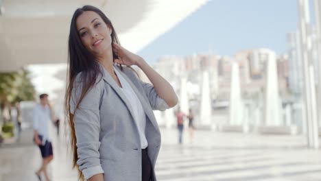 una joven segura con una sonrisa amistosa.