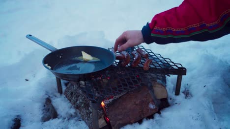 Ausgeschnittene-Ansicht-Eines-Mannes,-Der-Im-Winter-Auf-Schnee-Grillt