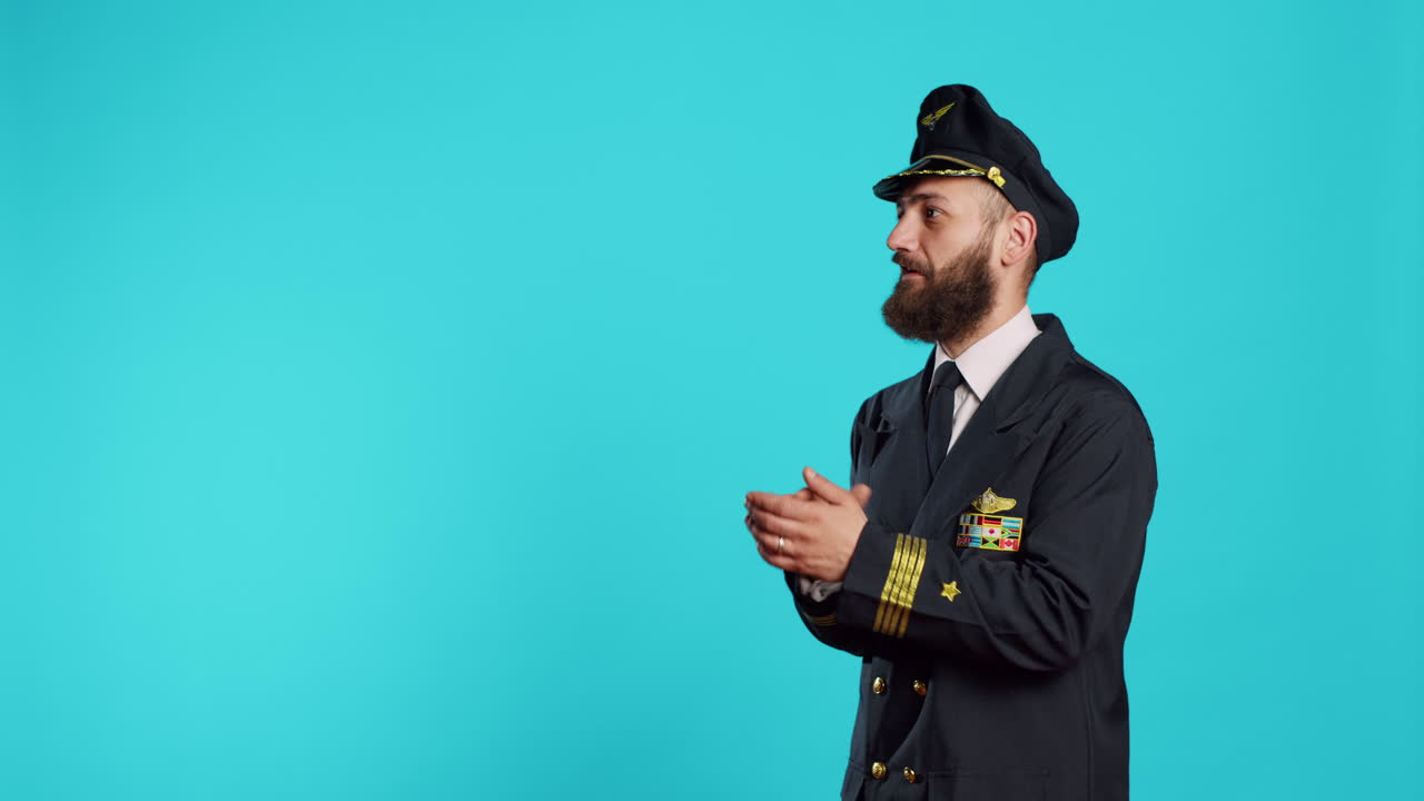 Aviatore che applaude ed esulta davanti alla telecamera