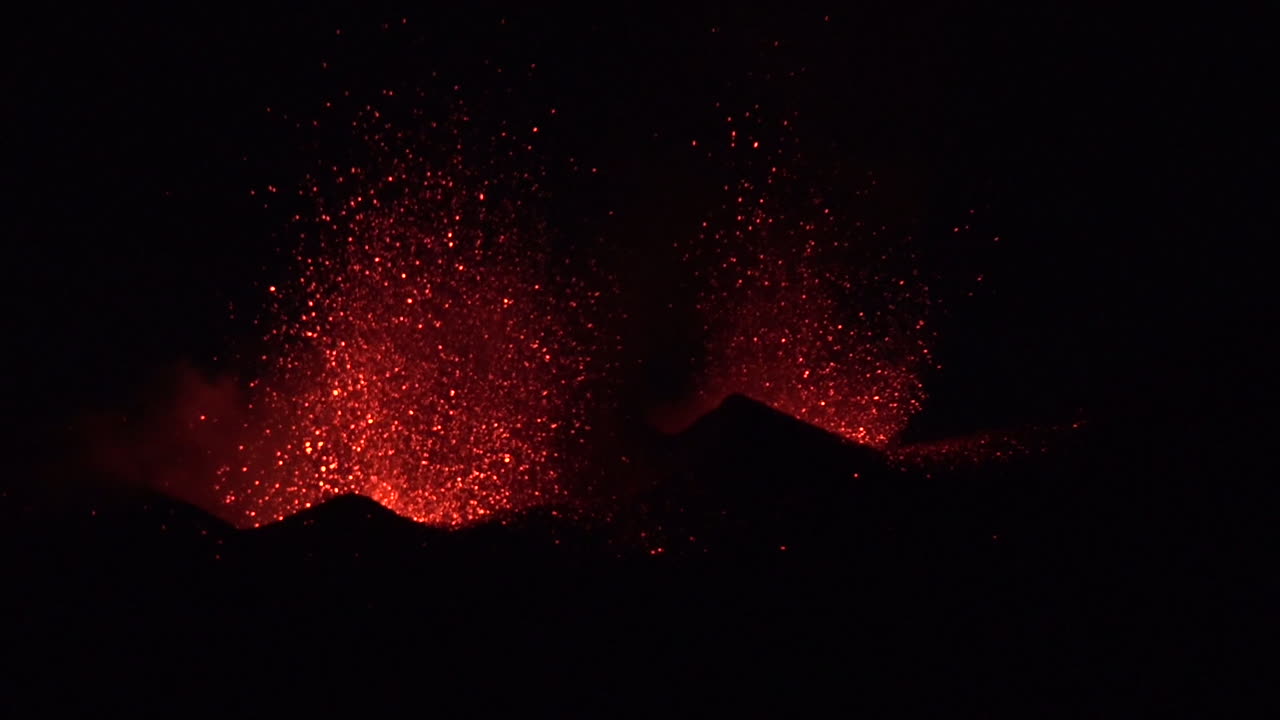 el volcán de cabo verde entra en erupción por la noche de manera espectacular en la isla de cabo verde frente a la costa de áfrica 11