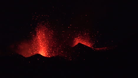 el volcán de cabo verde entra en erupción por la noche de manera espectacular en la isla de cabo verde frente a la costa de áfrica 11