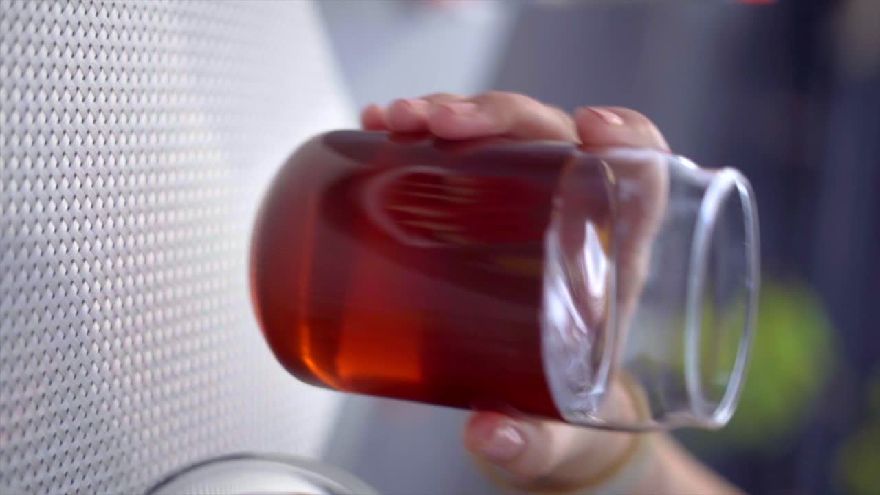 수박 레몬 차 재료 컵에 검은 차를 추가