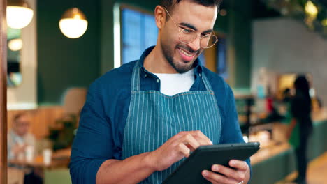 café, hombre y dueño de un negocio en la tableta