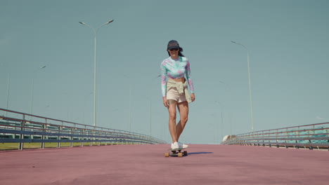 mujer patinando en un puente