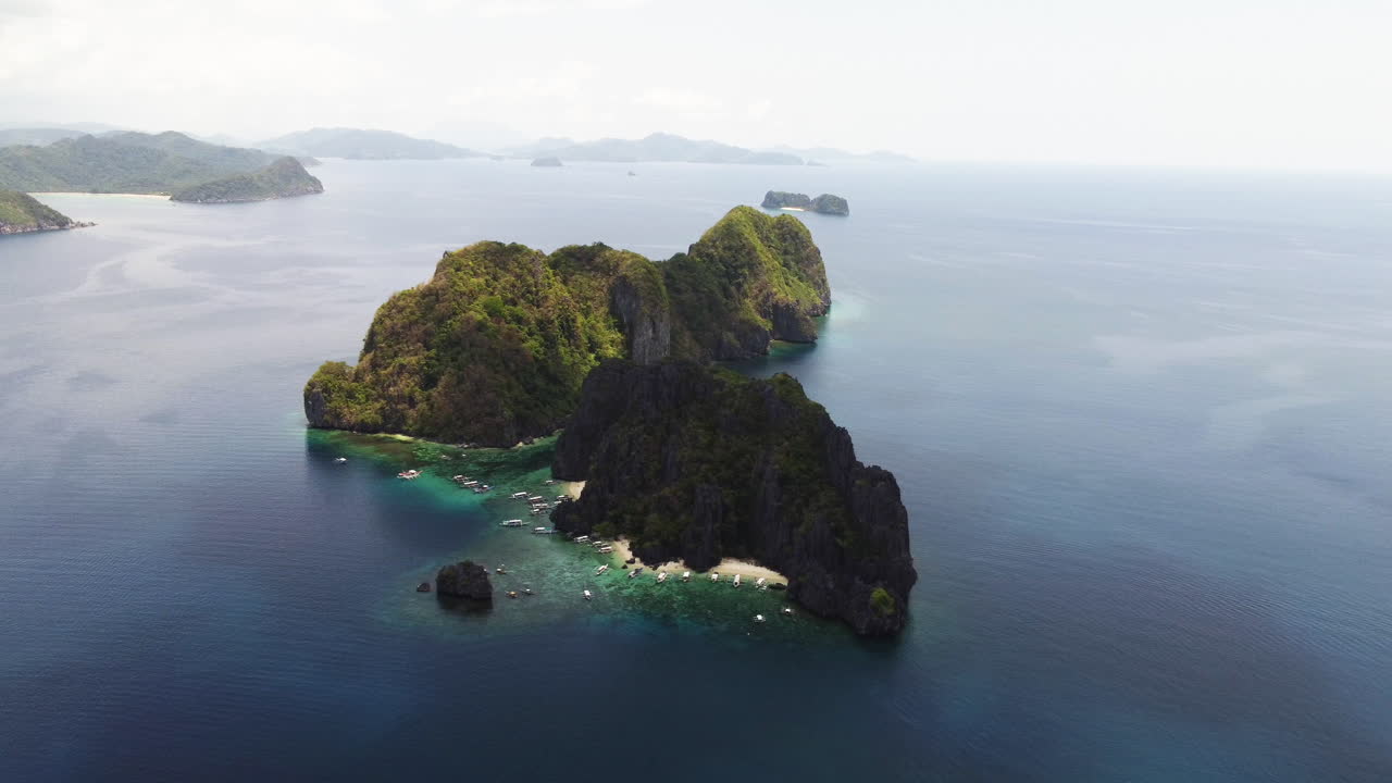 Cuaca berawan menaungi sebuah pulau di Kepulauan Filipina