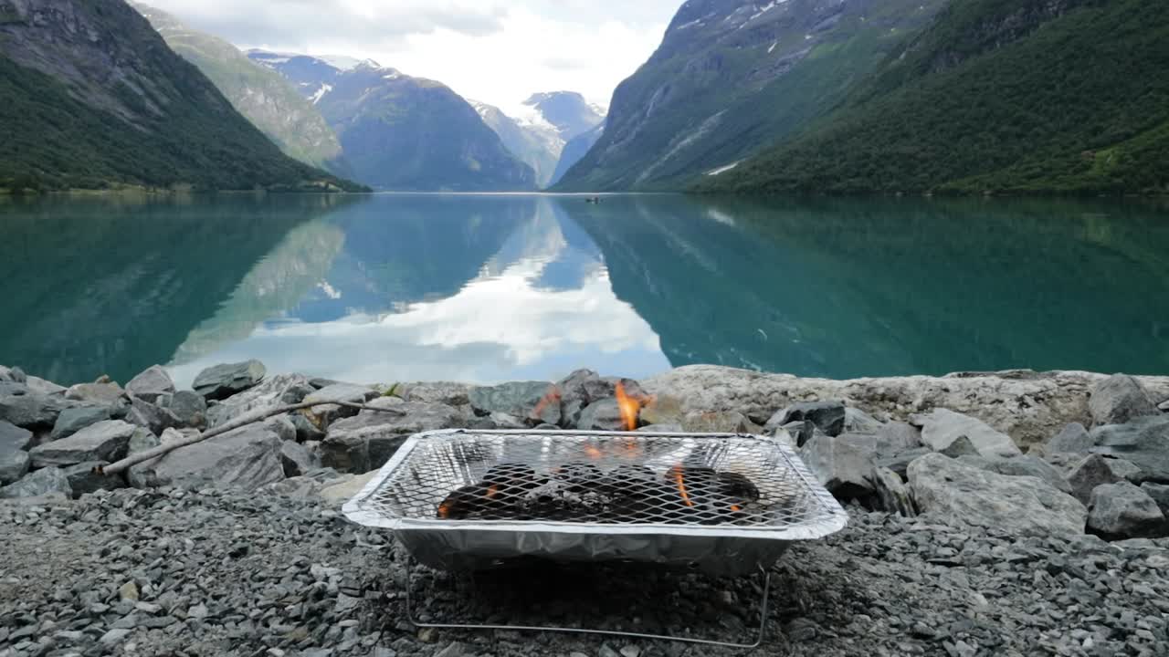 grilla de barbacoa desechable. hermosa naturaleza paisaje natural de noruega.