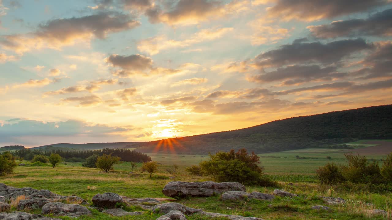 amanecer en la naturaleza con un maravilloso paisaje de nubes, video de lámpara de tiempo 4k