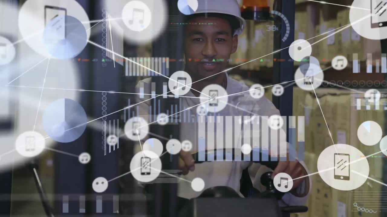 animación del procesamiento de datos sobre un trabajador afroamericano que muestra los pulgares hacia arriba sentado en una carretilla elevadora.