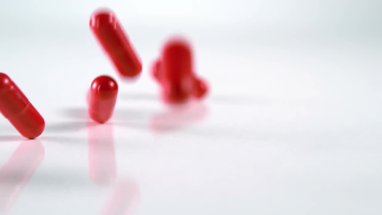 un montón de medicamentos rojos cayendo