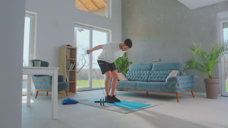 joven haciendo ejercicio en casa