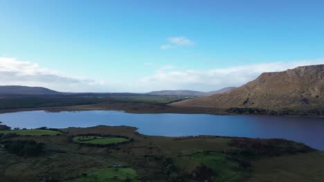 Ein-Luftüberflug-über-Die-Wunderschönen-Berge-Und-Gewässer-Von-Connemara-Loop,-Galway-County,-Irland