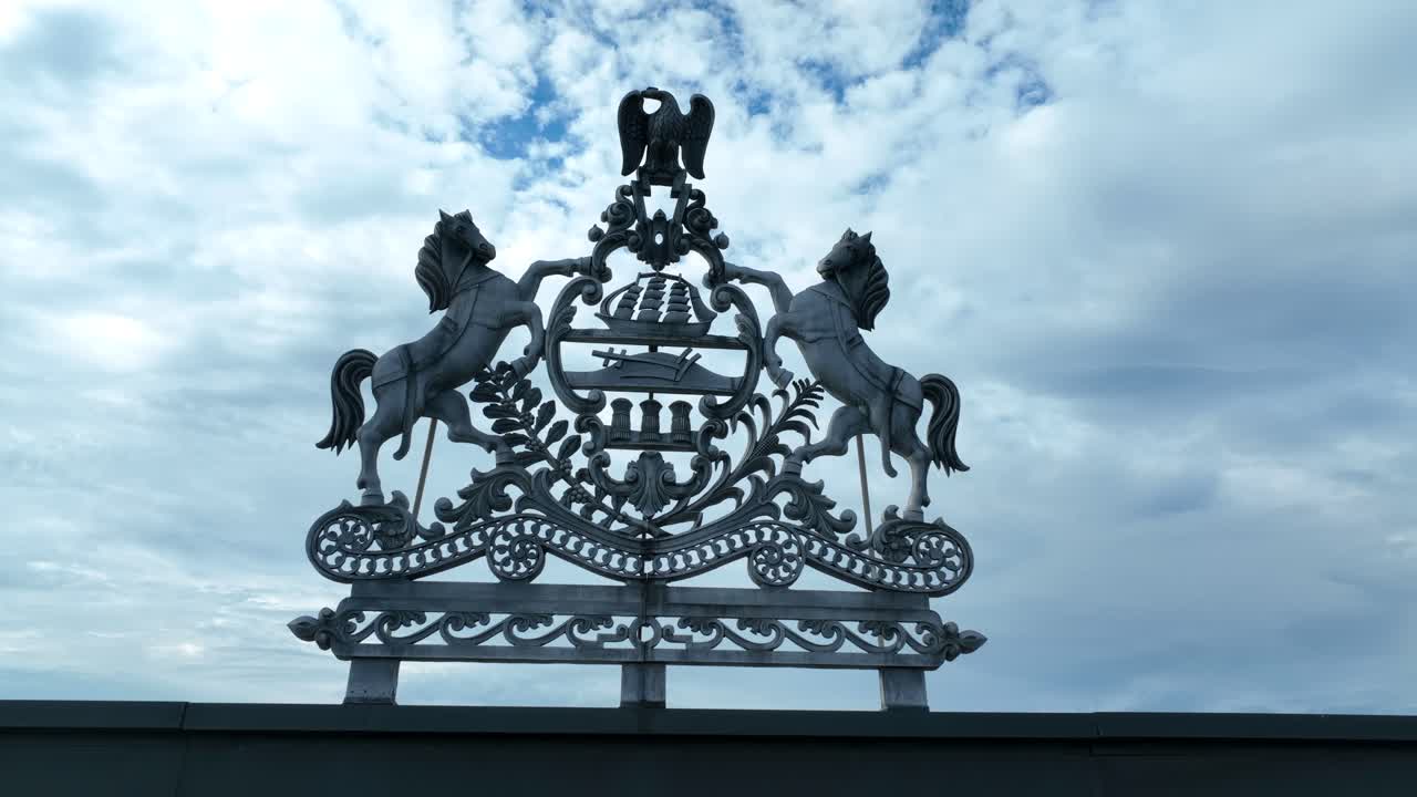 печать штата пенсильвания на вершине здания