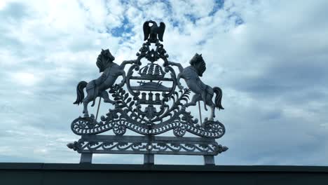 pennsylvania seal on top of a building