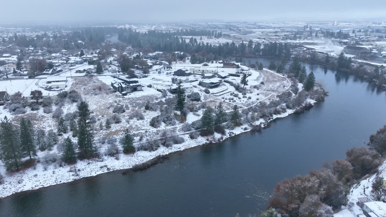 amplia vista aérea del río spokane con nieve cubriendo los alrededores