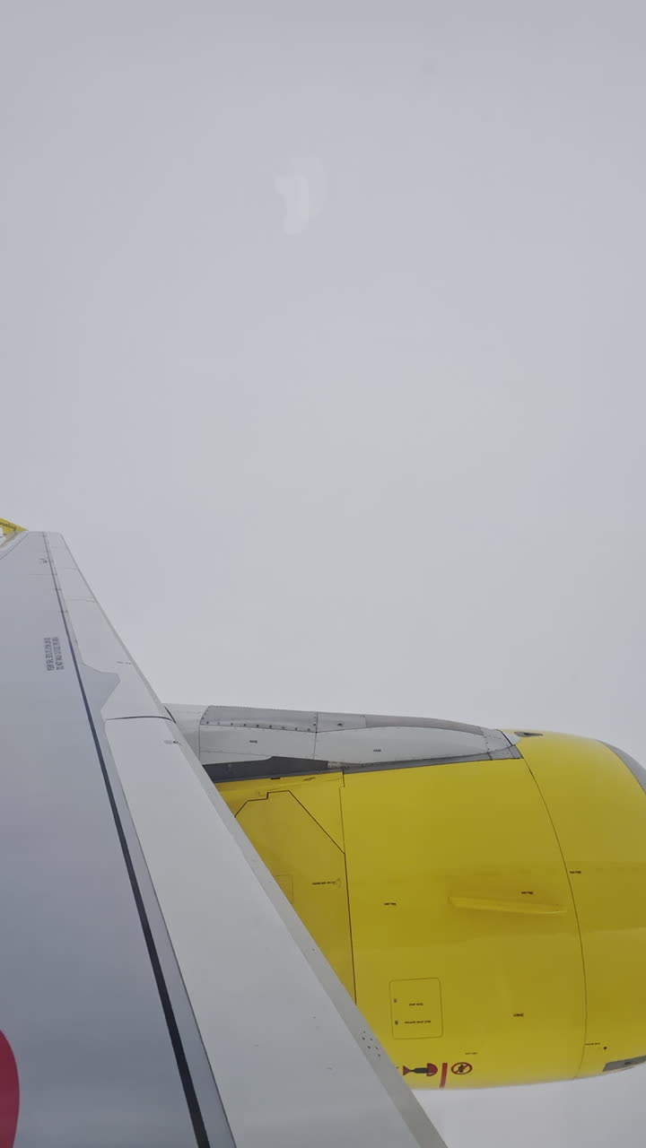 vista desde una ventana de avión del cielo con el ala del avión en el tiro en vertical