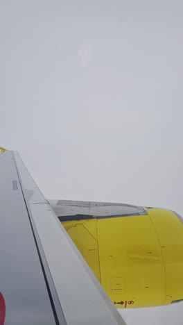 vista desde una ventana de avión del cielo con el ala del avión en el tiro en vertical