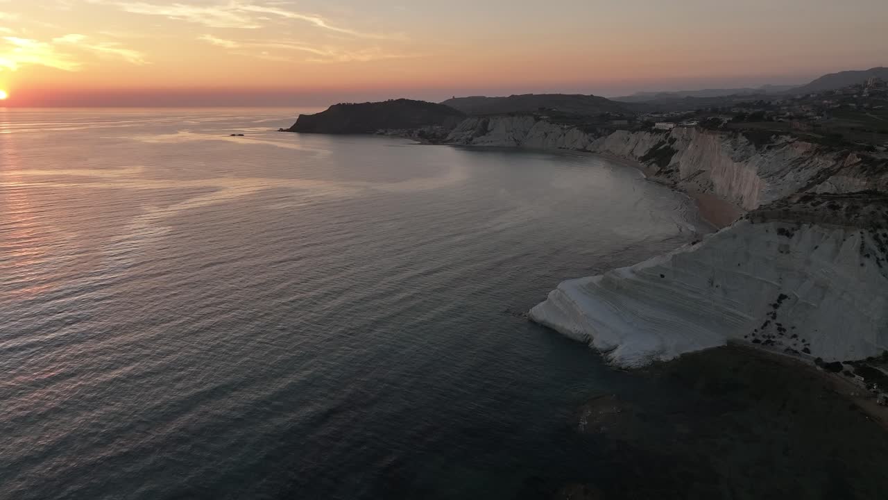 Bagliore del tramonto sulle bianche scogliere della Scala dei Turchi, Sicilia, Italia - Aerea.