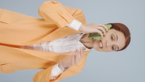 Vertical-video-of-Angry-talking-business-woman-on-the-phone.