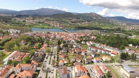 Historisches-Stadtzentrum-Von-Ponte-De-Lima-Mit-Dem-Fluss-Lima-Im-Hintergrund